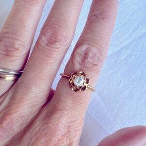 Vintage yellow gold + diamond flower ring - size 5.5